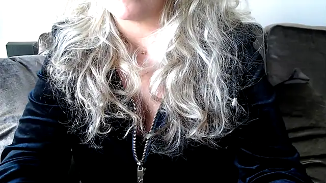 Snapshot of JenniLowen chatting on March 6, 2025, 3:13 pm JenniLowen online show from March 6, 2025, 3:13 pm