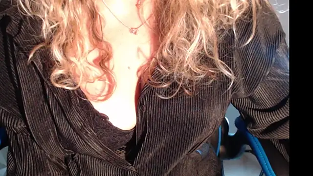 Snapshot of JenniLowen chatting on March 14, 2025, 5:24 pm JenniLowen online show from March 14, 2025, 5:24 pm