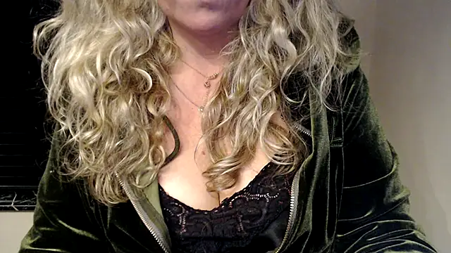 Snapshot of JenniLowen chatting on March 2, 2025, 8:46 pm JenniLowen online show from March 2, 2025, 8:46 pm