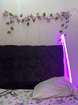 alisson carolina73 online show from February 22, 2026, 11:28 pm