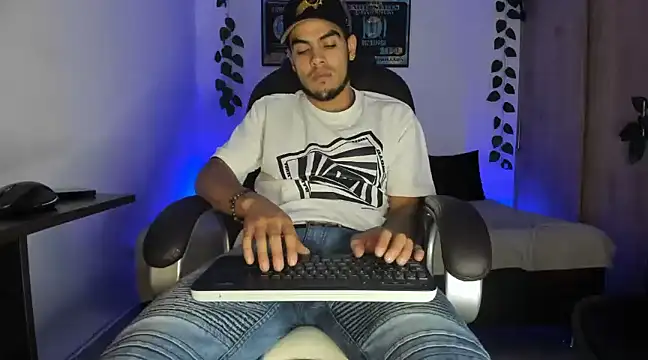 Snapshot of mikee_scooth chatting on March 13, 2025, 3:44 am mikee scooth online show from March 13, 2025, 3:44 am