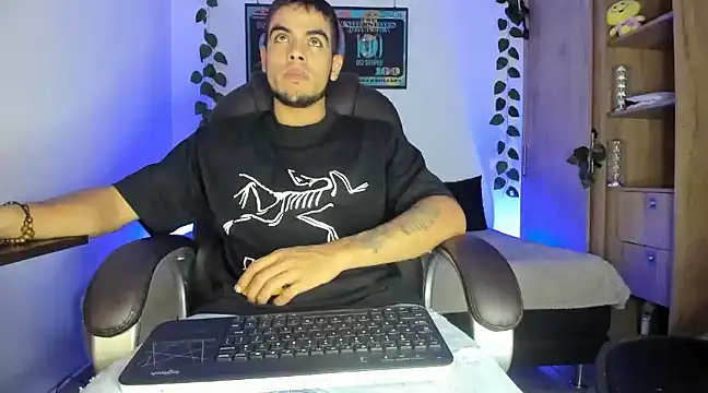 Snapshot of mikee_scooth chatting on March 7, 2025, 3:29 am mikee scooth online show from March 7, 2025, 3:29 am