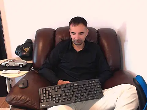 Snapshot of Leo_1617 chatting on October 11, 2025, 9:21 am Leo 1617 online show from October 11, 2025, 9:21 am
