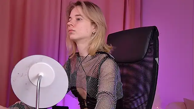 Snapshot of TinaDavil chatting on December 20, 2025, 9:12 am TinaDavil online show from December 20, 2025, 9:12 am