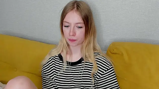 minidivaa  online show from February 26, 2025, 7:10 pm