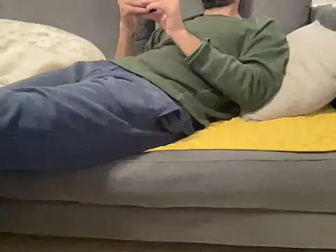 4small4inchlol online show from December 4, 2025, 11:48 pm