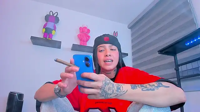 Snapshot of Gangster_Girl chatting on November 12, 2025, 1:43 am Gangster Girl online show from November 12, 2025, 1:43 am