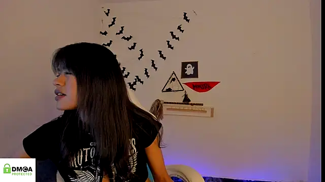 meganthompsonn22 online show from October 6, 2025, 5:08 am