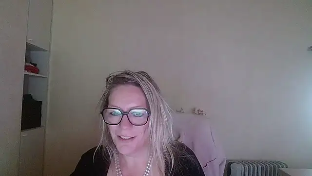 Snapshot of Silkesquirt chatting on October 13, 2025, 7:43 am Silkesquirt online show from October 13, 2025, 7:43 am