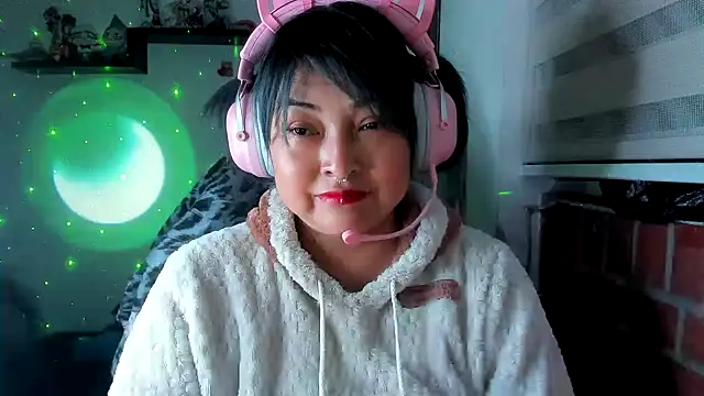 Shaddycute  online show from May 18, 2026, 3:06 am