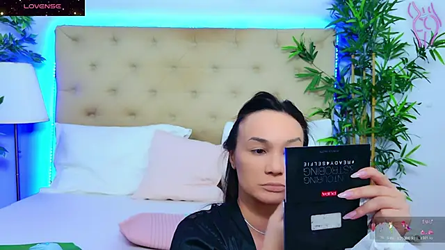 DaliyaArabian online show from December 5, 2025, 1:43 pm