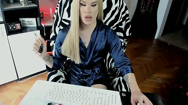 EvelynLexy online show from November 15, 2025, 9:35 am