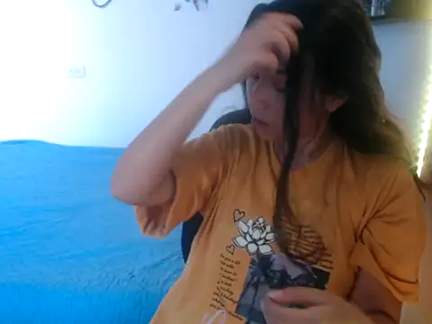 HannaKlein online show from September 10, 2025, 1:32 pm