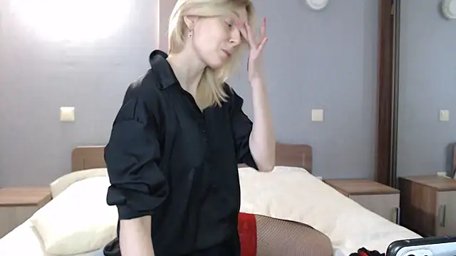 AvelinaLeoni online show from March 5, 2025, 6:01 am