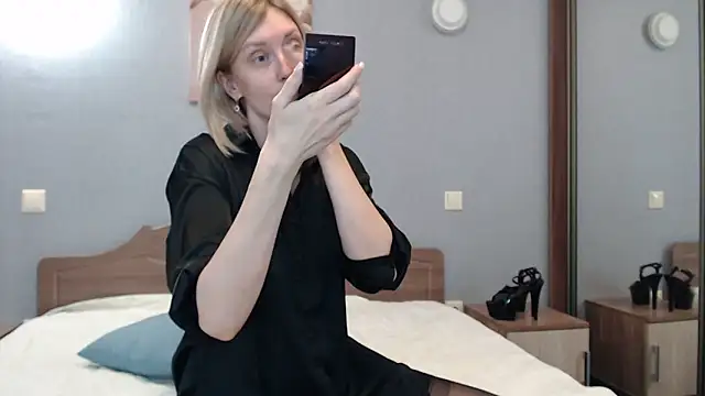 AvelinaLeoni online show from January 24, 2025, 8:44 am