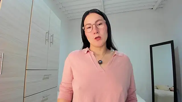 Elle Lee  online show from November 6, 2025, 3:38 pm