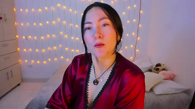 Elle Lee  online show from December 16, 2025, 3:16 pm