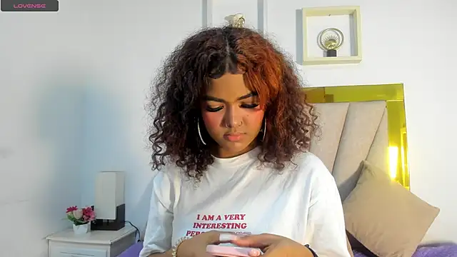 Snapshot of vahiolet_fuentes chatting on January 7, 2026, 3:00 am vahiolet fuentes online show from January 7, 2026, 3:00 am