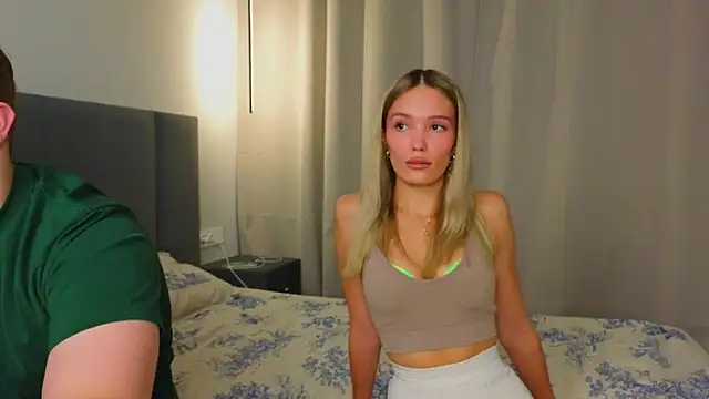 Snapshot of W___ chatting on September 21, 2025, 9:20 pm W online show from September 21, 2025, 9:20 pm