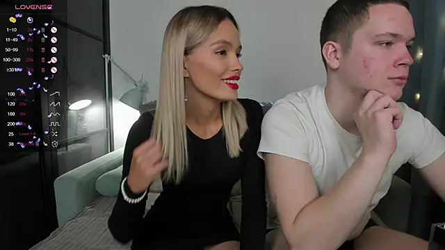 Snapshot of W___ chatting on December 25, 2024, 5:47 pm W online show from December 25, 2024, 5:47 pm