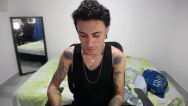 Snapshot of present_the_magic chatting on December 16, 2025, 6:50 am present the magic online show from December 16, 2025, 6:50 am