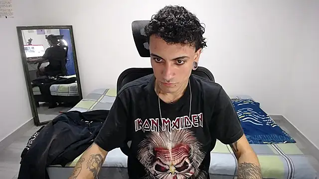 Snapshot of present_the_magic chatting on December 21, 2025, 7:59 pm present the magic online show from December 21, 2025, 7:59 pm