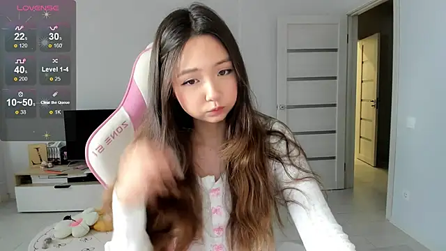 Snapshot of Fluffy_Rose chatting on July 19, 2026, 1:03 am Fluffy Rose online show from July 19, 2026, 1:03 am