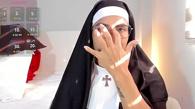 ClaraMariaMon online show from November 28, 2025, 1:11 pm