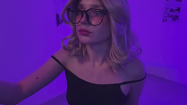 Snapshot of MariMaddison chatting on March 19, 2025, 5:08 am MariMaddison online show from March 19, 2025, 5:08 am