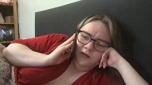 honeyyy24 online show from April 16, 2026, 9:39 pm