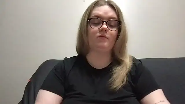 honeyyy24 online show from April 4, 2026, 1:28 pm