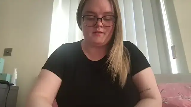 honeyyy24 online show from April 24, 2026, 5:26 pm