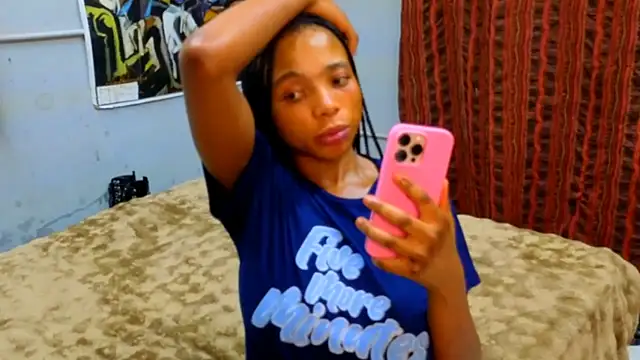 Snapshot of CaramelDelux27 chatting on October 3, 2025, 7:26 pm CaramelDelux27 online show from October 3, 2025, 7:26 pm