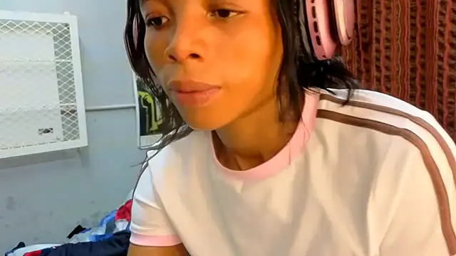 Snapshot of CaramelDelux27 chatting on October 15, 2025, 6:05 pm CaramelDelux27 online show from October 15, 2025, 6:05 pm