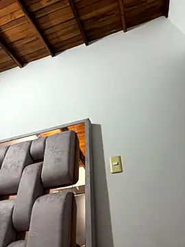 melyescobar online show from September 10, 2025, 3:27 am