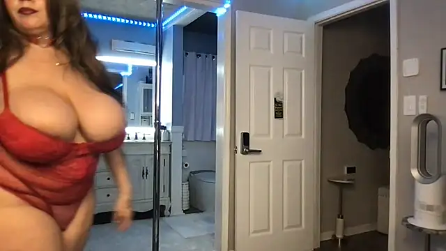 curvyfunlover online show from October 28, 2025, 10:47 am