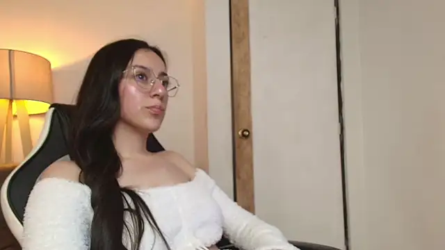 Snapshot of Sweet_Sammy_ chatting on May 13, 2026, 7:43 pm Sweet Sammy online show from May 13, 2026, 7:43 pm