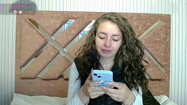 Snapshot of _isaabellaa chatting on April 10, 2026, 12:34 pm isaabellaa online show from April 10, 2026, 12:34 pm