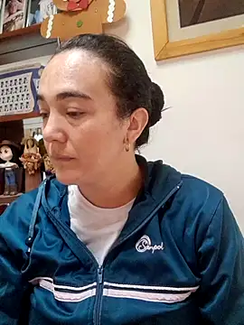 skayhot  online show from December 3, 2025, 1:21 pm