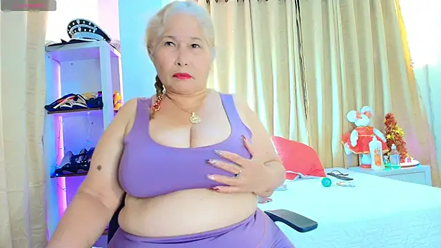 girl amada online show from November 20, 2025, 6:52 pm