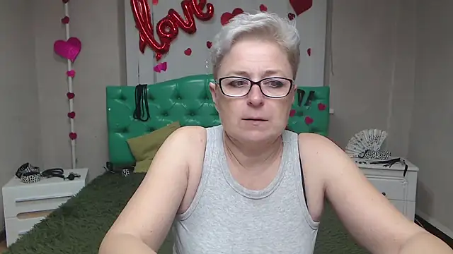 Snapshot of EmiliaGree chatting on October 14, 2025, 5:13 pm EmiliaGree online show from October 14, 2025, 5:13 pm