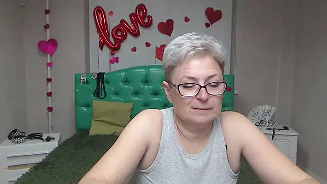 Snapshot of EmiliaGree chatting on October 15, 2025, 5:10 pm EmiliaGree online show from October 15, 2025, 5:10 pm
