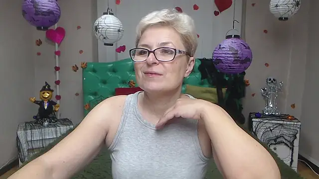 EmiliaGree online show from November 3, 2025, 6:00 pm