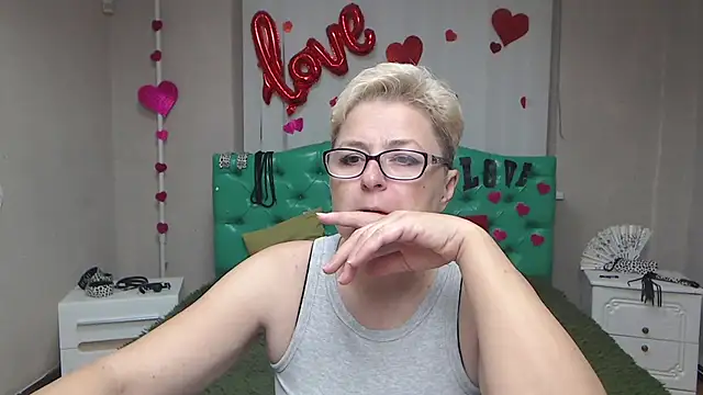 Snapshot of EmiliaGree chatting on October 13, 2025, 5:03 pm EmiliaGree online show from October 13, 2025, 5:03 pm