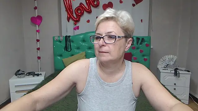 Snapshot of EmiliaGree chatting on October 12, 2025, 5:09 am EmiliaGree online show from October 12, 2025, 5:09 am