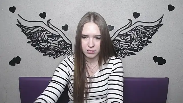 LauraHlot online show from April 18, 2026, 7:07 pm