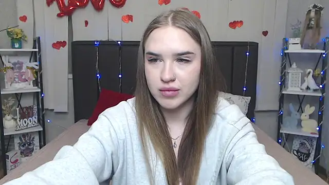 LauraHlot online show from April 10, 2026, 6:26 pm