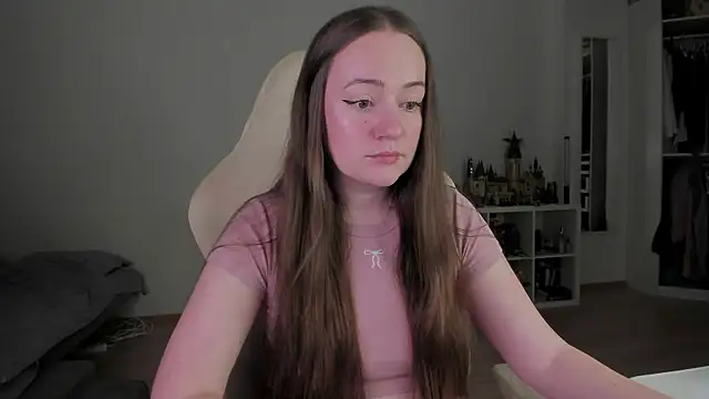 WalkingGirl online show from April 17, 2026, 7:49 pm