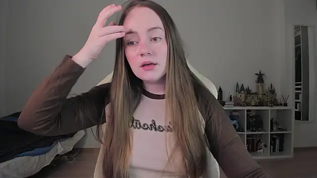 WalkingGirl online show from February 9, 2026, 9:24 pm