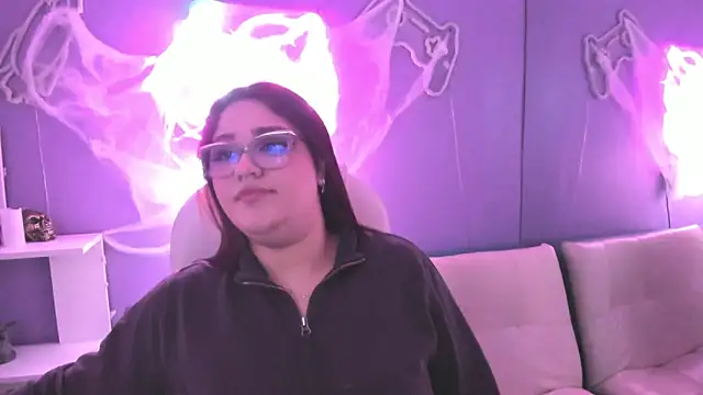 Camiila Osorio online show from November 3, 2025, 6:11 pm